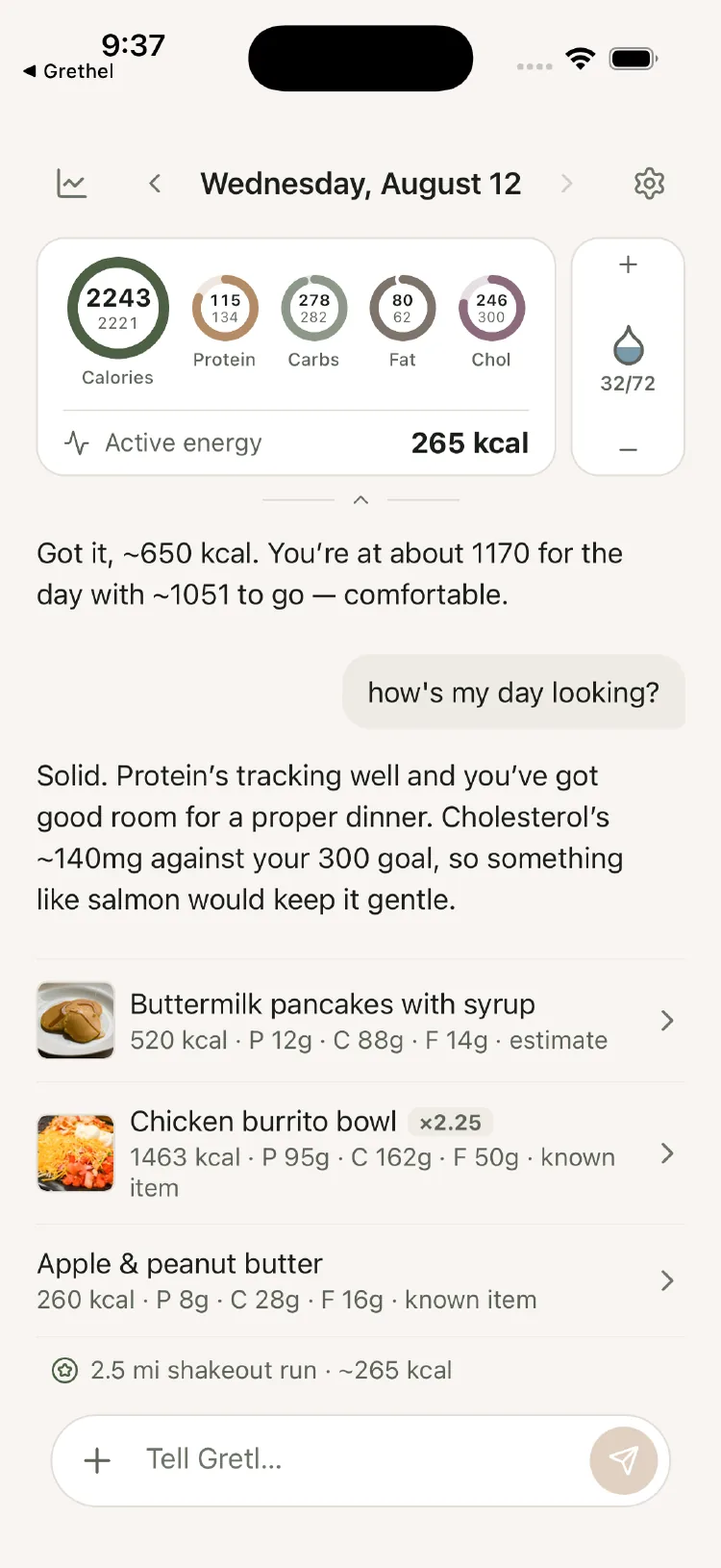 The same app in its light appearance: the home screen, with rings for calories and macros above the day's log.